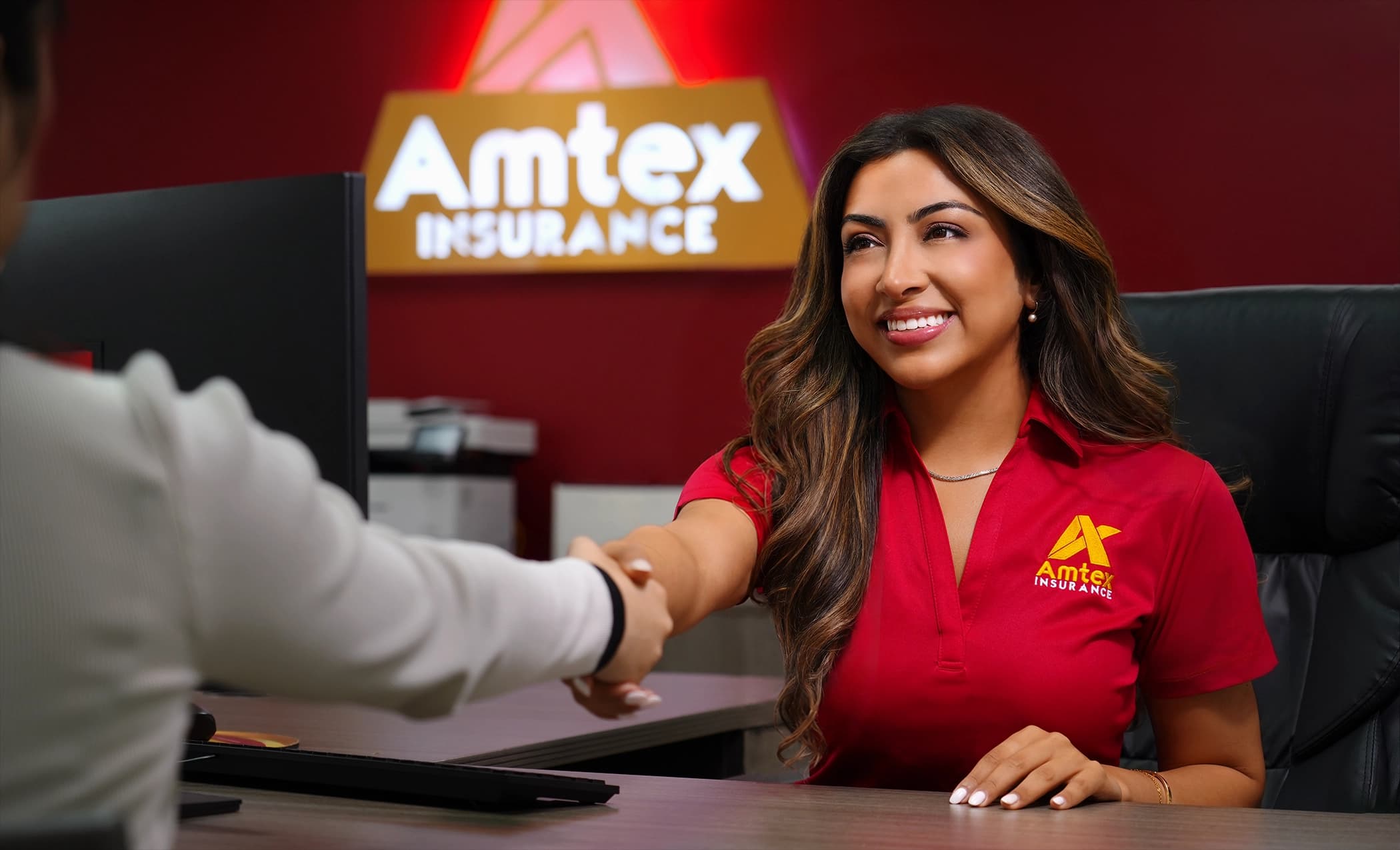 Amtex Insurance agent helping a customer during an insurance consultation in Texas