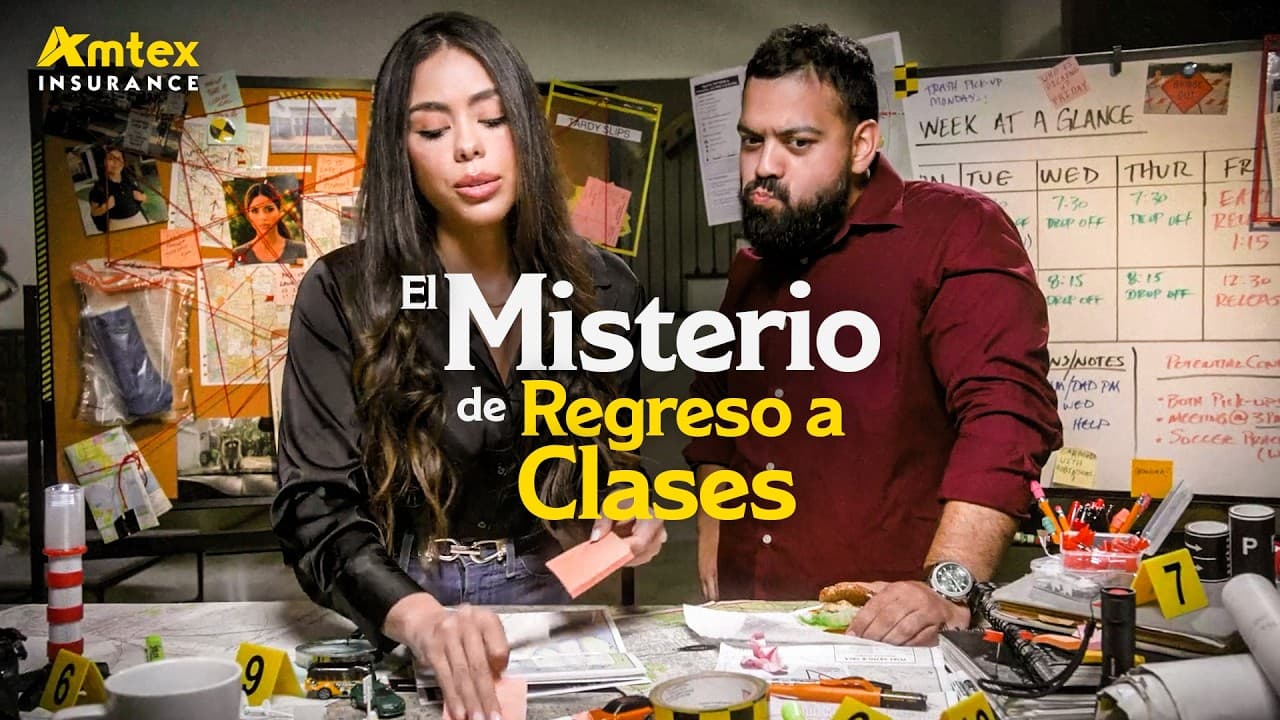 Padres revisando los horarios escolares en el comercial de Regreso a Clases de Amtex Insurance