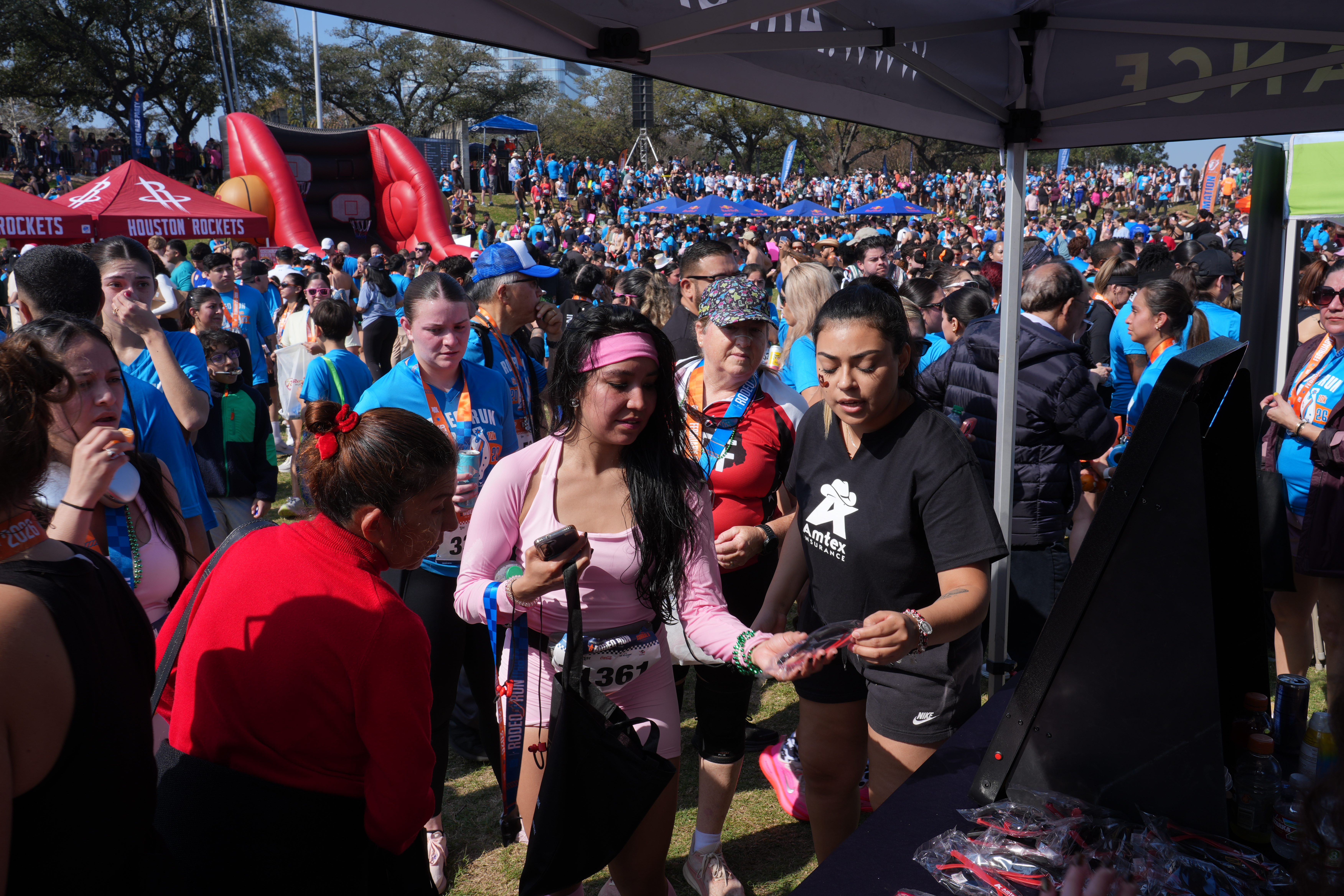 Equipo de Amtex con familias en un evento comunitario