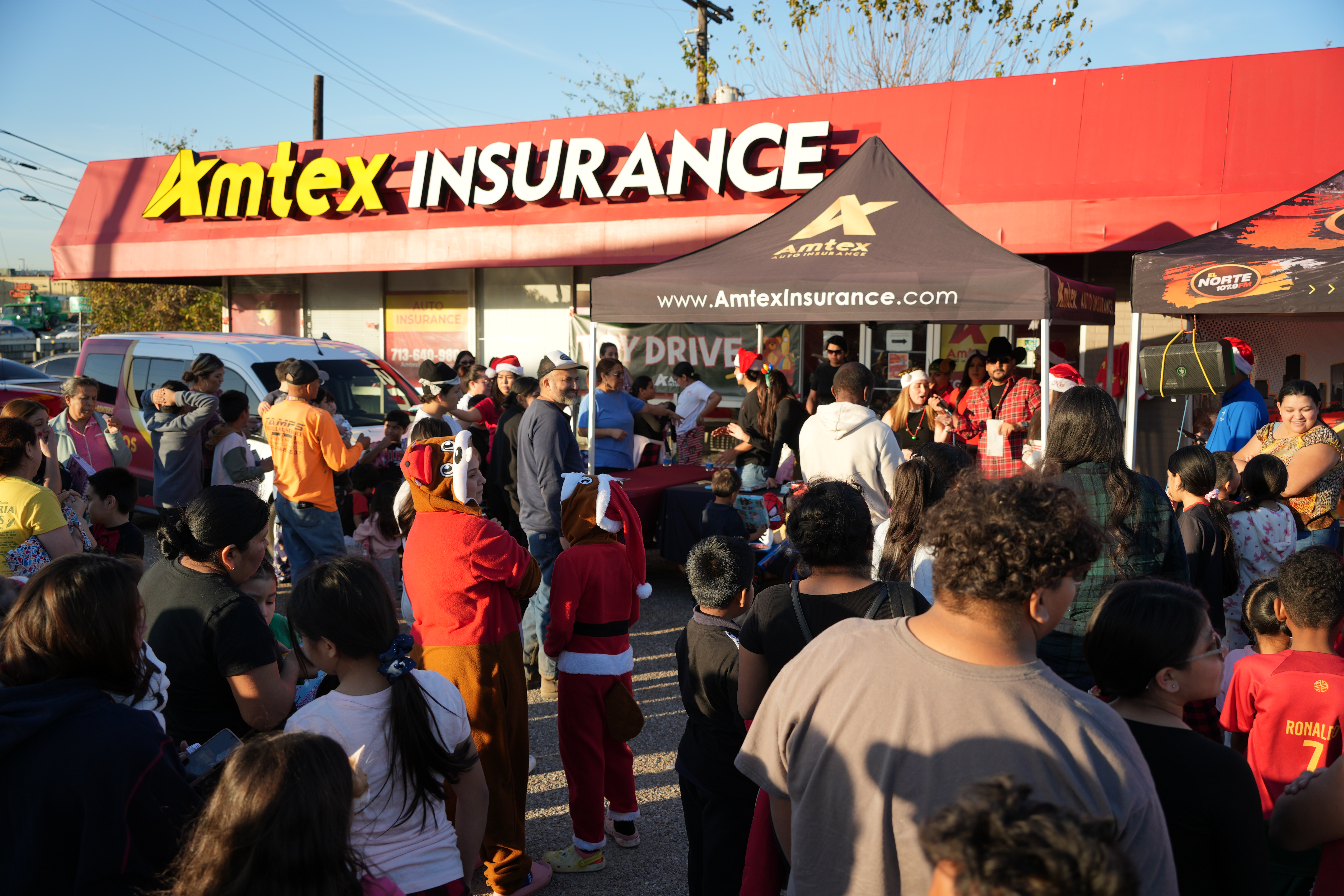 Niños y padres en un evento festivo de Amtex